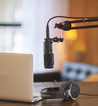 Cómo Grabar y Editar un Podcast Cómo grabar entrevistas a distancia con Adobe Podcast Micrófonos para empezar